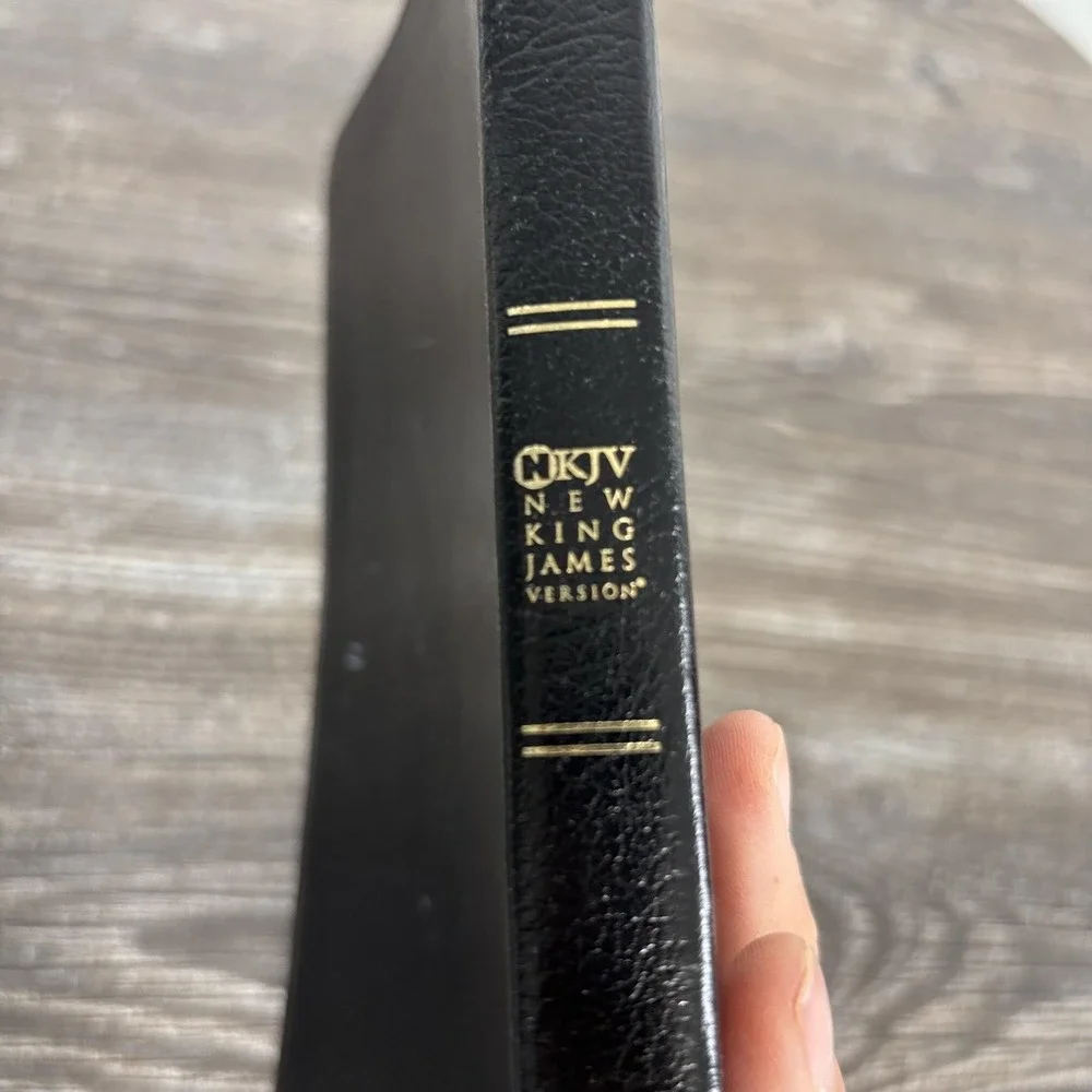 Holy Bible NKJV New King James Version Bonded Leather Black Nelson Thinline